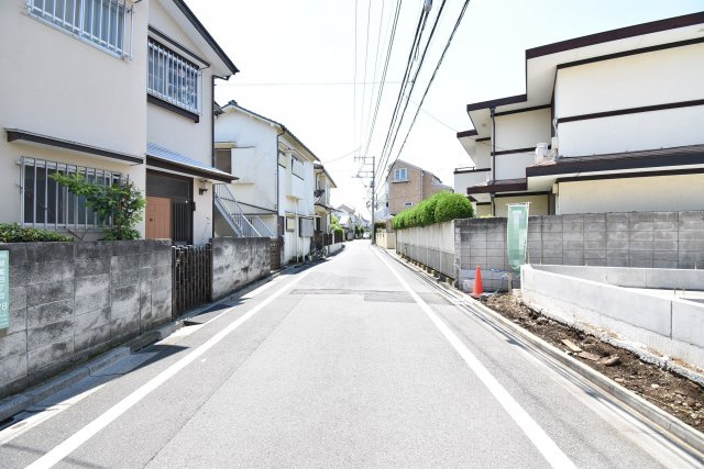 【前面道路含む現地写真】 | ～広々20.5帖のLDK ゆったり過ごせる５LDK～ | ～広々20.5帖の大型LDK　ゆったり過ごせる５LDK～
■陽当り良好の東南角地
■水廻りワンフロア集約で生活動線良好
■テレワークでも安心の５LDK