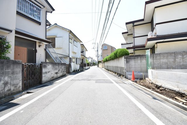 【前面道路含む現地写真】 | ～広々20.5帖のLDK ゆったり過ごせる５LDK～ | ～広々20.5帖の大型LDK　ゆったり過ごせる５LDK～
■陽当り良好の東南角地
■水廻りワンフロア集約で生活動線良好
■テレワークでも安心の５LDK