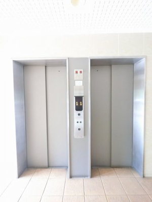 【その他共用部分】 | 野庭団地６２２-３号棟 | お買い物時やベビーカーの出し入れに便利なエレベーター付です。