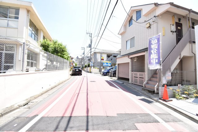 【前面道路含む現地写真】 | ～大型ルーフバルコニー 全室南向き大型４LDK～ | ～大型ルーフバルコニー♪ 全室南向の大型４LDK～
■地震に安心 「木造住宅用制震ダンパー」採用住宅
■水廻りワンフロア集約型で生活動線良好