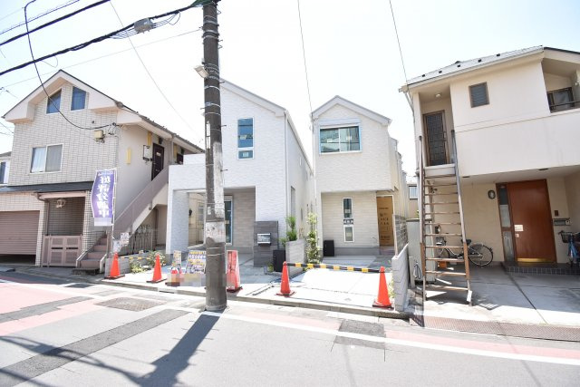 【外観】 | ～大型ルーフバルコニー 全室南向き大型４LDK～ | ～大型ルーフバルコニー♪ 全室南向の大型４LDK～
■地震に安心 「木造住宅用制震ダンパー」採用住宅
■水廻りワンフロア集約型で生活動線良好