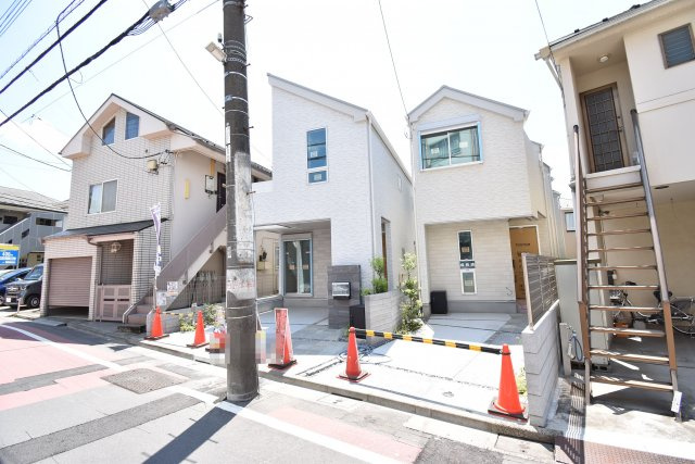 【外観】 | ～大型ルーフバルコニー 全室南向き大型４LDK～ | ～大型ルーフバルコニー♪ 全室南向の大型４LDK～
■地震に安心 「木造住宅用制震ダンパー」採用住宅
■水廻りワンフロア集約型で生活動線良好