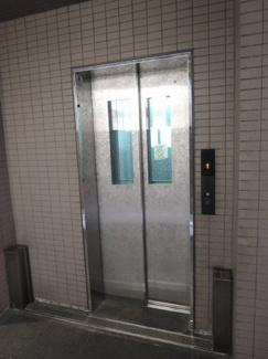 【その他共用部分】 | お買い物時やベビーカーの出し入れに便利なエレベーター付です。