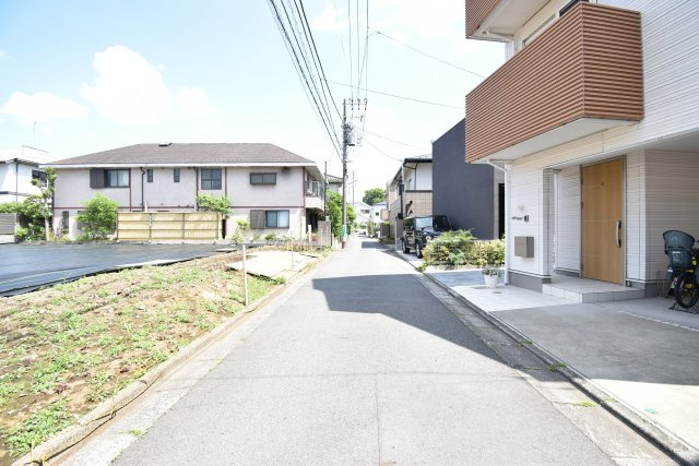 【前面道路含む現地写真】 | ～経堂駅徒歩８分 セミオーダーハウス 全６区画最終２区画～ | 専属設計士がマイホーム造りのサポートを致します。広々18帖のLDK。水廻りワンフロア集約型の4LDK、ルーフバルコニー付のプランをご提案致します。