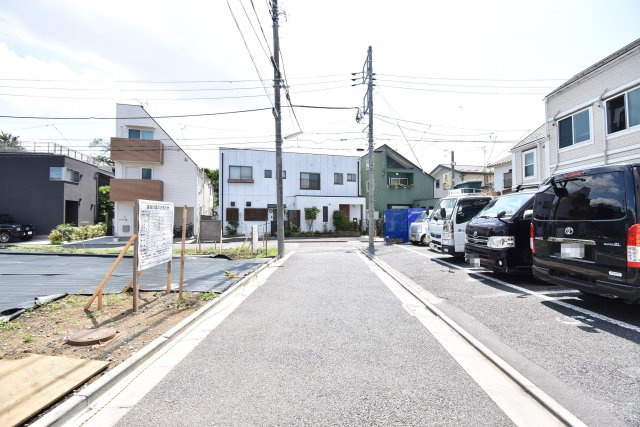 【前面道路含む現地写真】 | ～経堂駅徒歩８分 セミオーダーハウス 全６区画最終２区画～ | 専属設計士がマイホーム造りのサポートを致します。広々18帖のLDK。水廻りワンフロア集約型の4LDK、ルーフバルコニー付のプランをご提案致します。