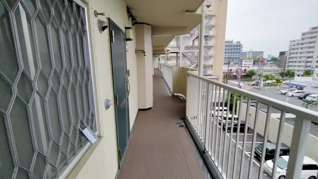 イトーピア鶴見のその他共用部分|玄関前通路です。