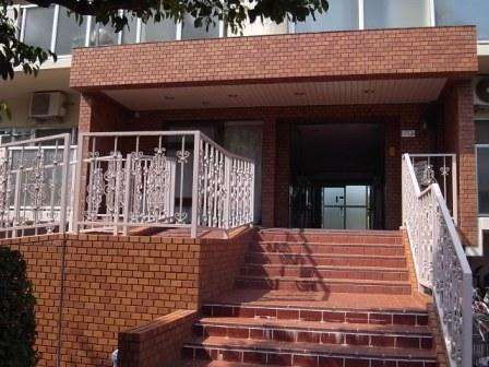 イトーピア鶴見のエントランス|周囲の環境が知れるところも中古マンションの利点です。スーパーサンディまで徒歩4分、ローソンまで2分と便利な立地です♪