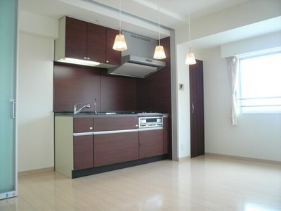 【居間・リビング】 | ライオンズ赤坂セントマークス | 居室・リビング：ダイニングキッチン※前回募集時の写真２０１５年８月撮影     （2015年8月撮影）