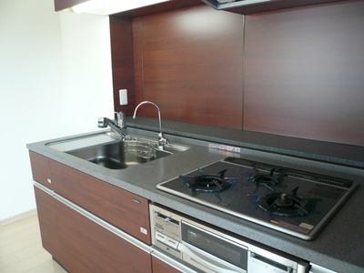 【キッチン】 | ライオンズ赤坂セントマークス | キッチン：３口ガスコンロ※前回募集時の写真２０１５年８月撮影     （2015年8月撮影）
