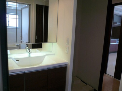 【洗面所】 | ライオンズ赤坂セントマークス | 洗面所：３面鏡付洗面化粧台※前回募集時の写真２０１５年８月撮影     （2015年8月撮影）