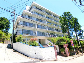 【外観】 | 別荘や保養所が点在する閑静な住宅街に建つマンションです。