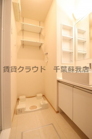 ハイツ西五所の洗面所|明るい洗面所です