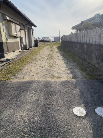 西代町　売土地の前面道路含む現地写真|前面道路幅約2.5m。