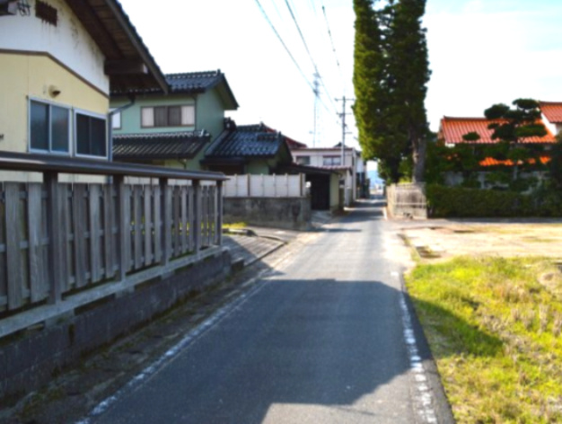 西代町　売土地の前面道路含む現地写真|前面道路幅約2.5m。
