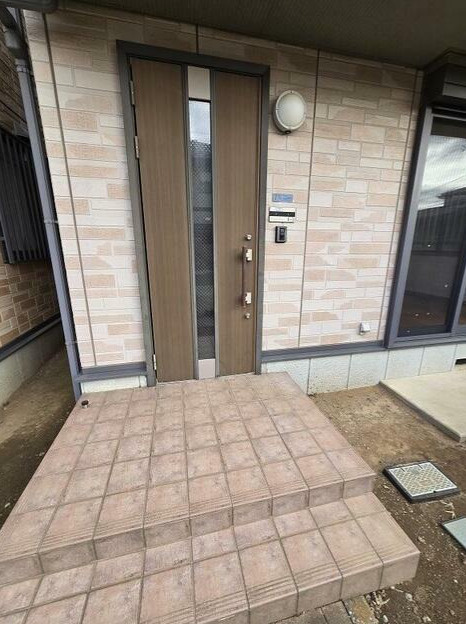 フラッツァ白山B棟のエントランス