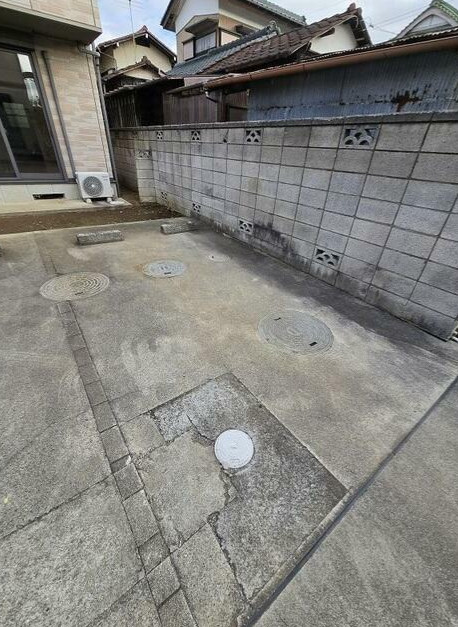 フラッツァ白山B棟の駐車場