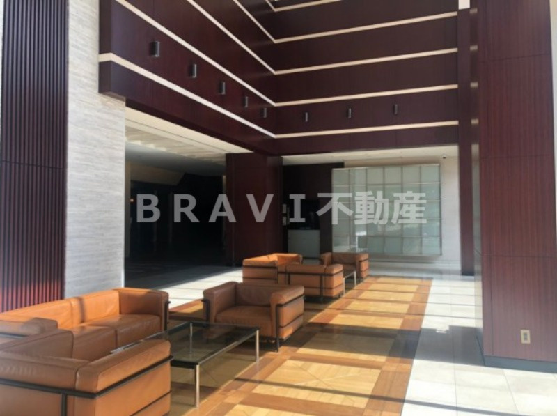 プラネ・ルネスプリングスタワー大阪 BRAVI不動産のロビー|【プラネ・ルネスプリングスタワー大阪】コンシェルジュのいるロビー