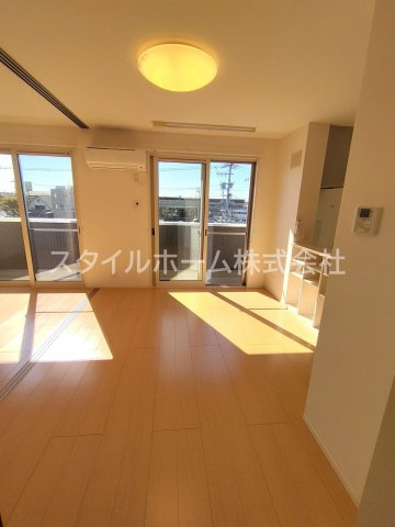 【居間・リビング】 | アヴェク・トワ | 別部屋写真