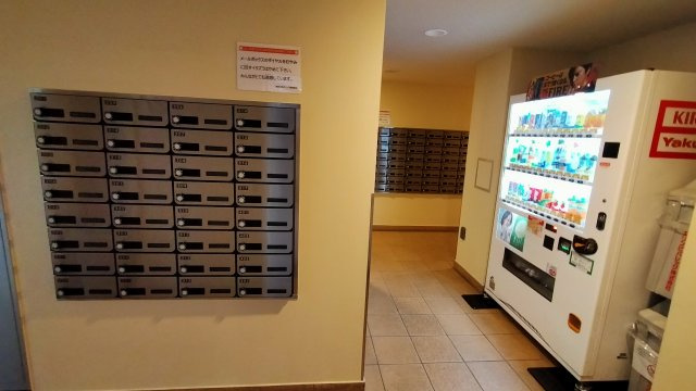 城東中央アインスのその他共用部分|集合ポスト。1階に自動販売機もあり便利です。