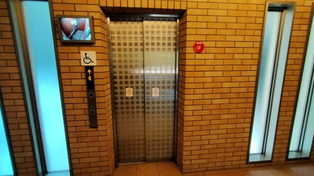 城東中央アインスのその他共用部分|エレベーターにはモニターが付いており安心です♪
