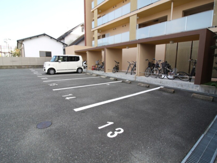 グランディア デマラージュの駐車場|敷地内に駐車場がございます