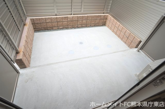 熊本市中央区国府３丁目のアパートのバルコニー