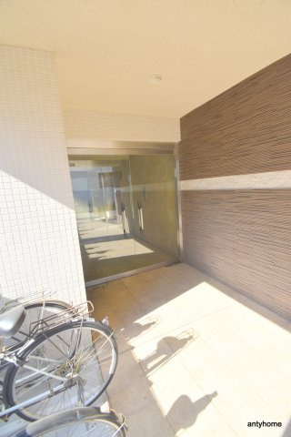 ストリーム江坂　仲介手数料無料のエントランス