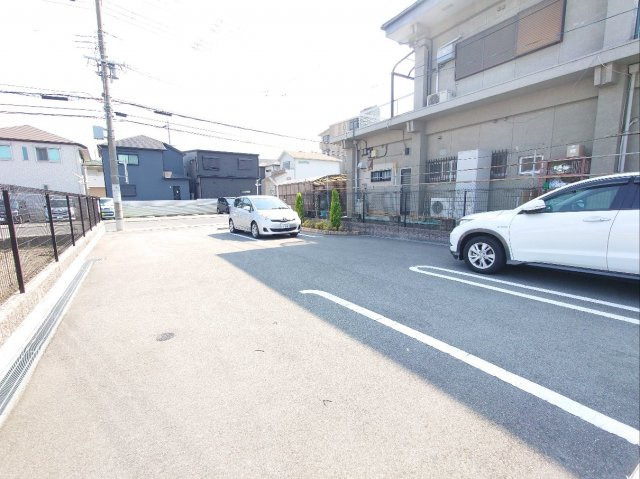 プラシージュの駐車場