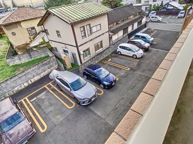 ローザス秋月の駐車場