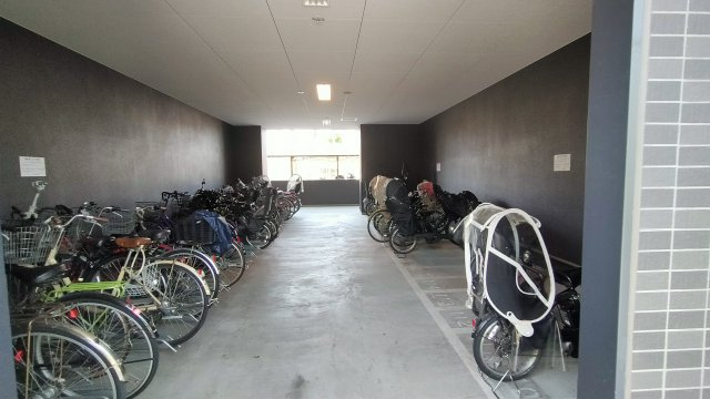 プレサンスロジェ関目高殿の駐車場