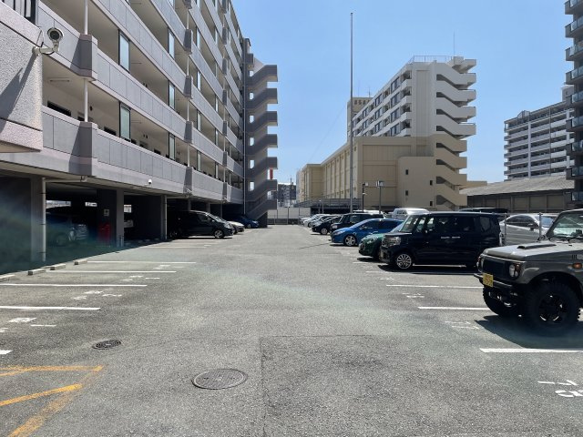 アンピール比恵南の駐車場