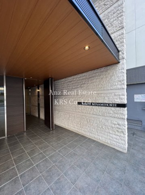 【エントランス】 | レジュールアッシュ南堀江 | タイルに銘板が映えているエントランス部分です♪