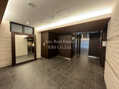 【ロビー】 | レジュールアッシュ南堀江 | 高級感あふれる広々としたロビー！大きな鏡があります☆