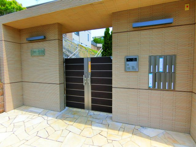 シャーメゾン泉ヶ丘のエントランス