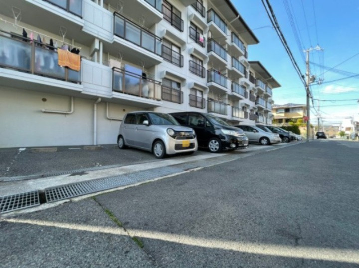 ハピネスの駐車場