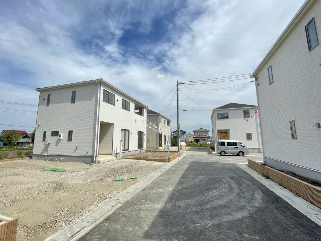 上里町金久保第9（全10棟）2号棟の前面道路含む現地写真