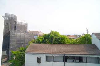 【展望】 | 【穏やかな街並みの眺望】
バルコニーから見える穏やかな街並み☆
爽やかな風と柔らかく降り注ぐ陽光を感じて頂けます。心地良い開放感が暮らしにゆとりと充足感をもたらします♪