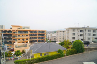 【展望】 | 【穏やかな街並みの眺望】
バルコニーから見える穏やかな街並み☆
爽やかな風と柔らかく降り注ぐ陽光を感じて頂けます。心地良い開放感が暮らしにゆとりと充足感をもたらします♪