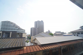 【展望】 | 【穏やかな街並みの眺望】
バルコニーから見える穏やかな街並み☆
爽やかな風と柔らかく降り注ぐ陽光を感じて頂けます。心地良い開放感が暮らしにゆとりと充足感をもたらします♪