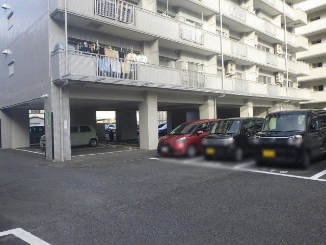 中古マンション  サーパスタウン大町II番館の駐車場