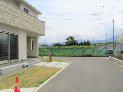 【前面道路含む現地写真】 | ブルーミングガーデン　笛吹市石和町小石和1号棟 | 前面道路含む現地写真です
【南側】道路幅員5ｍ