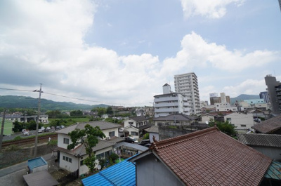 【展望】 | シティコーポ西条（リノベーション済） | 【四季を感じる】 四季の移ろい・爽やかな青空や風を感じられ 自然を愉しめるパノラマビュー。 毎日の暮らしに余裕を感じさせてくれる、 遮る物の無い開放的な眺望を是非、ご堪能ください。