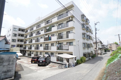 【外観】 | シティコーポ西条（リノベーション済） | 【耐震性】
耐震性の高さを判断するポイントは、
建築確認申請日が1981年6月1日以降の
新耐震基準に適合しているかどうか。
震度６程度の大地震でも
建物が崩壊しないレベルが基準になりました。