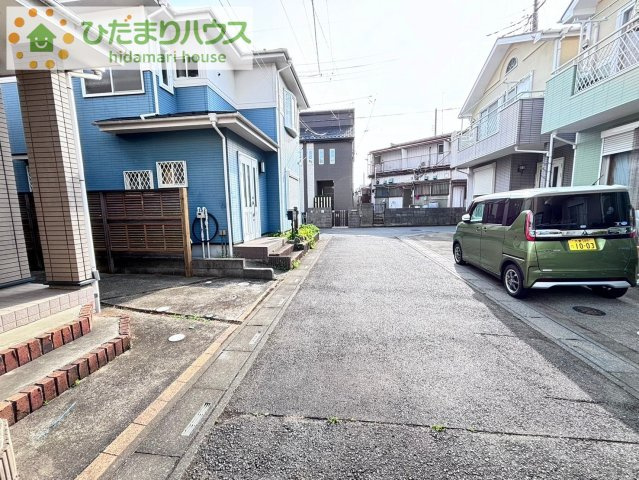 桶川市北１丁目　中古一戸建ての前面道路含む現地写真