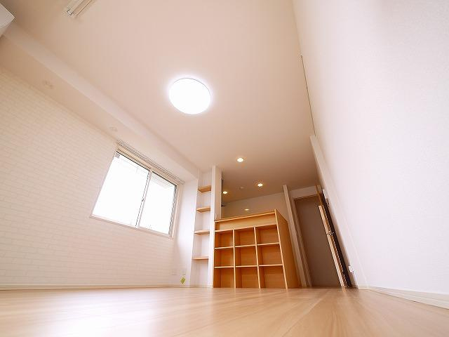 アバンサールピノの居間・リビング|こちらのリビングで趣味の時間をお楽しみください