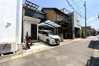 【前面道路含む現地写真】 | 伏見区向島庚申町　中古戸建 | 京阪『観月橋駅』まで徒歩10分の便利な立地です。スーパーが徒歩2分以内なのも、この物件の魅力の一つ。暮らしやすい周辺環境も含め、ご案内致します。