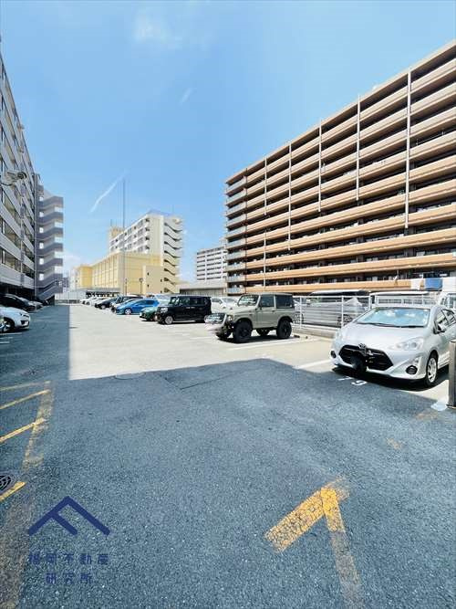 アンピール比恵南の駐車場