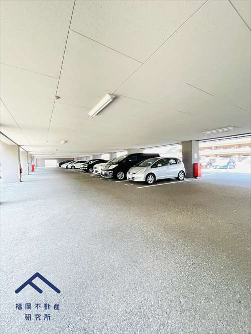 アンピール比恵南の駐車場