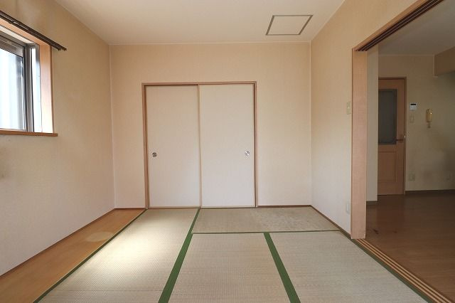 サンモール北竹島の和室|柔らかい畳が心地よい和室
※間取り反転の場合あり