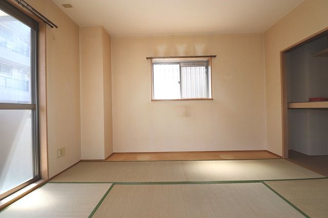 サンモール北竹島の和室|畳の上でゆっくりとくつろげる和室です
※間取り反転の場合あり